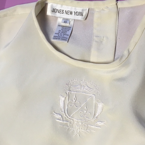 Vintage Embroidered Emblem Top - Picture 4 of 6